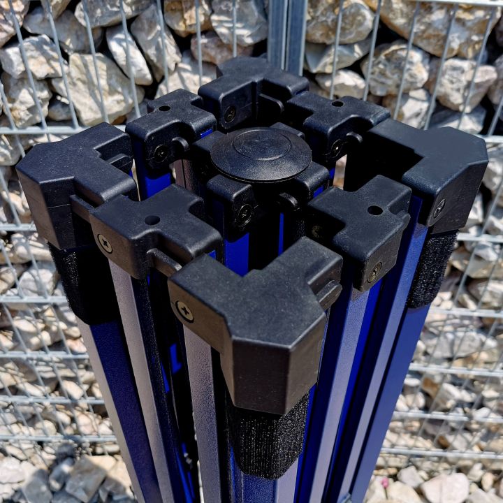 Vaade ülalt kokkuklapitava telgi sisseseadmise mehhanismist – detail kiireks kokkupanekuks müügipunktide jaoks.