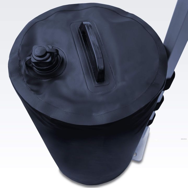 Vaade ülalt täidetud veekoormuskotile, millel on kaas ja käepide telkide jaoks.